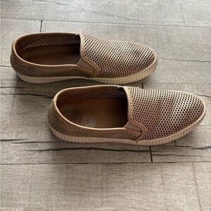 Frye Tan Loafers Slip-On Comfort